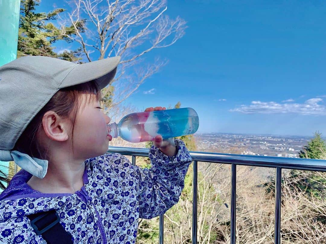 ひなさんのインスタグラム写真 - (ひなInstagram)「.＊ 先月家族で高尾山に行きました🗻 新鮮な空気、とても気持ち良かったです😊 上り下りで2時間以上歩きましたが 子供達は終始楽しそうにしていて 疲れて抱っこーって言うこともなく また成長を感じました😿✨ . 山ガールひな👧🏼 体を動かすのが大好きなひなには向いてたみたいです😉」3月2日 21時03分 - h.t_mom