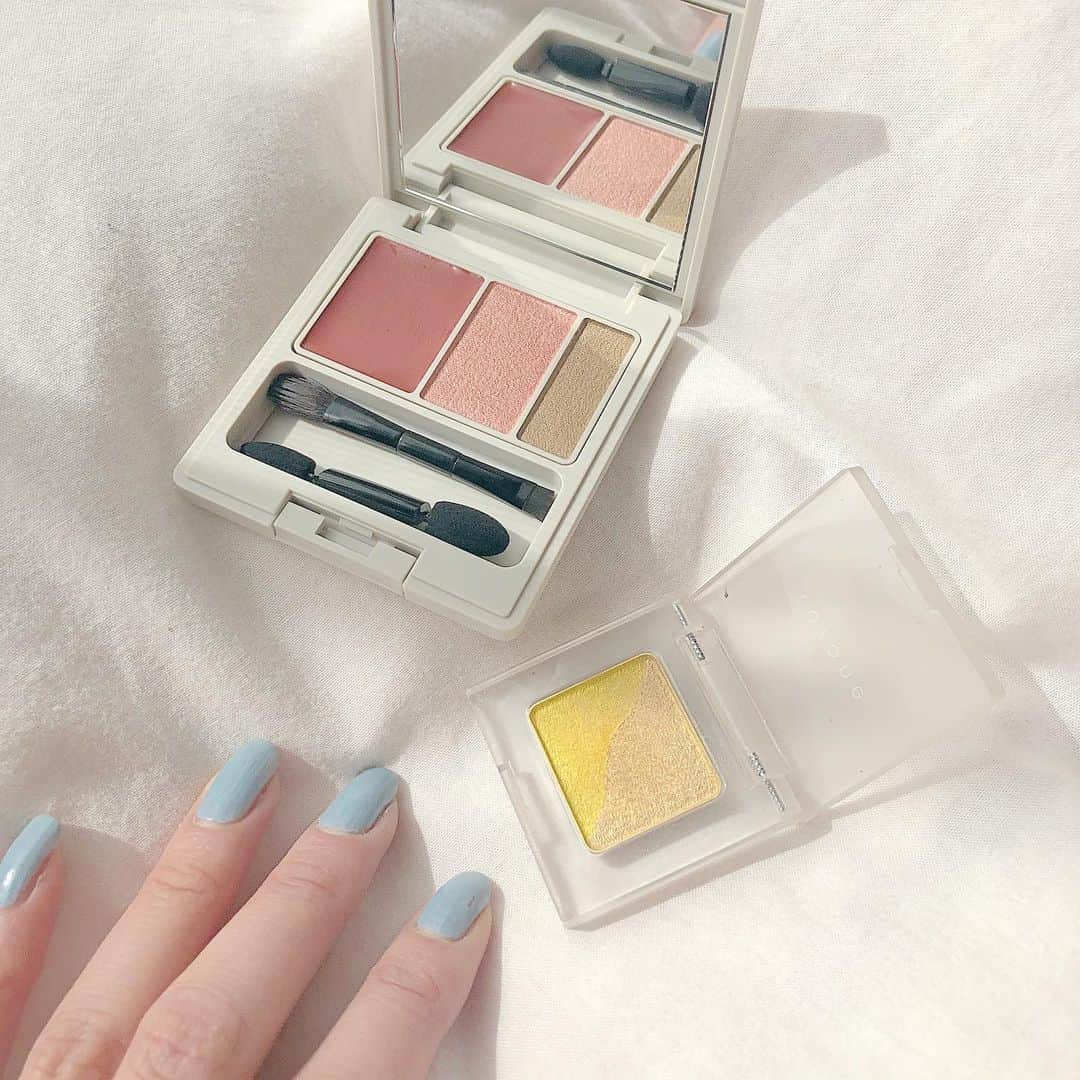 のインスタグラム：「・ 春らしくメイクもカラフルにシフト中🌸 ・ ・ ・ 上は、 1品5役のメイクパレット🎨 『ナチュラグラッセ』 メイクアップパレット 02アーモンドブラウン🤎 ・ ・ ・ と、 『TO/ONE』 トーン ぺタル アイシャドウ 03 イエロー💛 ・ ・ ・ 最近イエローメイクめっちゃ好き☺️💕 ・ ・ ・ #toone #toonecosmetics #トーン #ナチュラグラッセ#naturaglace#カラーメイク #限定コスメ#ナチュラルメイク#新作コスメ#春メイク#マルチコスメ#オーガニックコスメ#ナチュラルコスメ#大人メイク#スキンケアメイク#新作コスメ#コスメ好きと繋がりたい#メイク好きな人と繋がりたい#オレンジメイク#イエローメイク #春色カラー #春色コーデ」