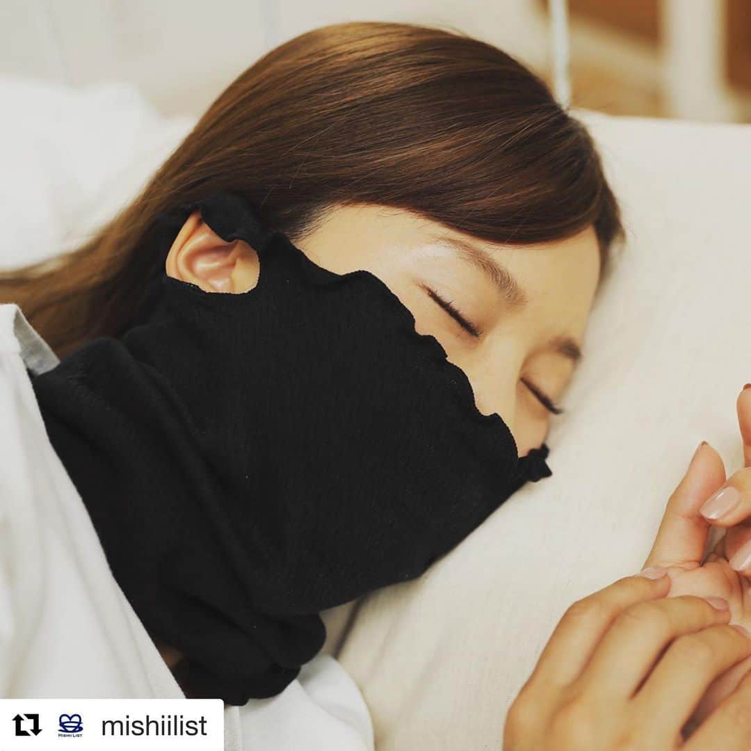 高橋ミカさんのインスタグラム写真 - (高橋ミカInstagram)「#Repost @mishiilist with @get_repost ・・・ お待たせしました✨ シルク保湿マスクのブラック、 3月中旬の予定でしたが 入荷日が早まりました🎶  ①3/3(火)入荷 ②3/13(金)入荷  入荷次第、順次発送させて いただきますので お届けまで、もうしばらく お待ちくださいませ！  #mishiilist  #ミッシーリスト  #ミッシィボーテ #高橋ミカ #高橋ミカプロデュース  #シルク #シルク保湿マスク  #シルク腹巻 #マスク #シルクマスク #冷え取り #温活 #冷え性対策」3月2日 21時05分 - mikatakahashi1971