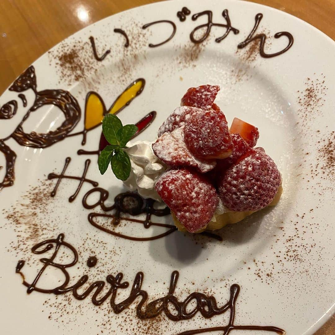 泉圭輔さんのインスタグラム写真 - (泉圭輔Instagram)「今日で23歳になりました🎂 たけしょに呼び出されsavoyに行ったらサプライズでお祝いしていただきました😭😭😭 色んな方からたくさん祝っていただいて、23歳初日からハッピーです🙆‍♂️ ファンの方々からいただいたメッセージも全部ちゃんと読んでます！ 23歳は充実した1年になるように頑張りますので、応援よろしくお願いします🙇‍♂️ #誕生日 #たくさんのメッセージ #ありがとうございました #似てるからって理由でたけしょがドアラ書いてくれた #いや似てねーよ #たけしょとか言ってみた #たけしょにサプライズされてみた #23歳ありきたりな抱負言ってみた」3月2日 21時09分 - zumi_63