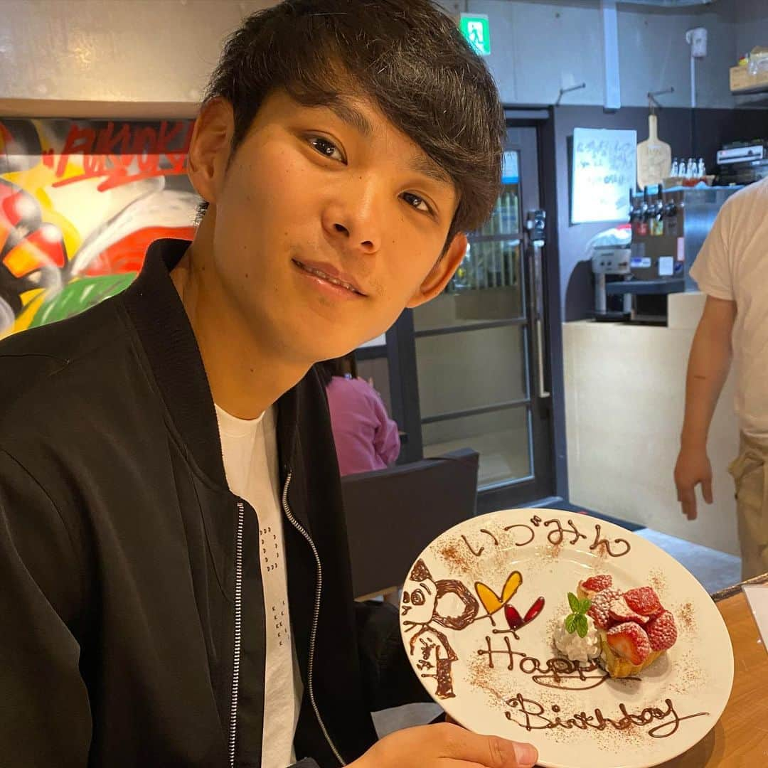 泉圭輔さんのインスタグラム写真 - (泉圭輔Instagram)「今日で23歳になりました🎂 たけしょに呼び出されsavoyに行ったらサプライズでお祝いしていただきました😭😭😭 色んな方からたくさん祝っていただいて、23歳初日からハッピーです🙆‍♂️ ファンの方々からいただいたメッセージも全部ちゃんと読んでます！ 23歳は充実した1年になるように頑張りますので、応援よろしくお願いします🙇‍♂️ #誕生日 #たくさんのメッセージ #ありがとうございました #似てるからって理由でたけしょがドアラ書いてくれた #いや似てねーよ #たけしょとか言ってみた #たけしょにサプライズされてみた #23歳ありきたりな抱負言ってみた」3月2日 21時09分 - zumi_63