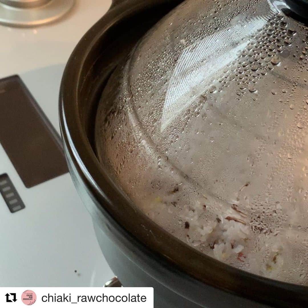 赤星拓さんのインスタグラム写真 - (赤星拓Instagram)「こんな時だからこそ、当たり前の健康をしっかりと考えたい。 家族の健康を守る食の選択。  #Repost @chiaki_rawchocolate with @get_repost ・・・ 新居を建てる時に決めた事。 オール電化でなくガスを選びました！  炊飯器が苦手だったので、 以前はル・クルーゼで炊いてたのですが、 2人目の出産を機に 時間優先で 炊飯器を使っていました。  引越しを機に また直火炊き生活に復活しよう。  直火炊きでおススメなのが HARIOの フタがガラスのご飯釜です。  これ、一度使ったら手放せない！  以前使ってたル・クルーゼも 炊き上がりはとても美味しいのですが、炊く工程が少し手間。  炊いている途中に火加減の調整が必要で 炊き上がるまでに作業が多く、 吹きこぼれがあり掃除が面倒🤦‍♀️ などなど  しかし、この土鍋！ 吹きこぼれがしない設計。 沸騰する火加減と時間さえ覚えれば、 水を入れ火にかけタイマーセットするだけ という簡単すぎる優れもの。  炊き上がりは 旨味が凝縮された ご飯になりますよ〜  まるで旅館の朝ごはん！  おにぎり大好きな子供達がいる家庭なので 本当に強い味方です💛  #HARIO #フタがガラスのご飯釜  #やっぱり直火には敵わない #グッドデザイン賞  我が家のご飯は #ベストアメニティ の#雑穀米 です！  白米は多くの栄養分が削られてしまったもの。 雑穀米には食物繊維やビタミン、ミネラル、アミノ酸といった様々な栄養分が含まれています。  これを食べ始めてからもう数年。 子供達は生まれてからずっと雑穀米です。  白米にはない栄養をたくさん補充してくれるので日常に欠かせなくなってます。 #ゆずり葉 で購入でしますよ〜🙋‍♀️ 最後に、 炊き上がったら我が家では 博多の曲げわっぱ作りのおひつでスタンバイさせてます。 これは湯布院の #亀の井別荘鍵屋 で購入しました。 おひつに入れたお米は本当に美味しさが増すんです！！ ご飯の余分な水分を取ってくれるし、冷めても乾燥せずに、味も保たれる。むしろ、冷やご飯の方が美味しい！とも感じてしまう😳  一度ハマったら戻せません😚 杉の殺菌効果で常温で一昼夜、持ちます！  #脱炊飯器生活#直火炊き#おうちごはん#お米好き#雑穀米#ベストアメニティ#ゆずり葉#日本食#スーパーおにぎり」3月2日 21時11分 - akahoshi.taku_1