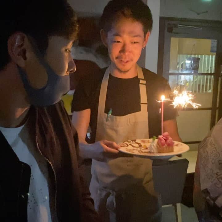 のインスタグラム：「泉誕生日おめでとう🎊 #泉圭輔 #その花火は頑張っても消せない #一生懸命 #爆笑」