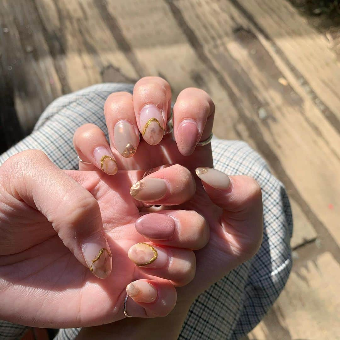 榊本麻衣さんのインスタグラム写真 - (榊本麻衣Instagram)「♡♡﻿ ﻿ ﻿ 今月のNail💅❤️﻿ ﻿ ﻿ ニュアンスネイルにしてもらった💓﻿ ﻿ ﻿ んで今回は色も何も決めずに行って﻿ その時の気分を伝えてして貰ったよ💋﻿ ﻿ ﻿ シンプルやけど、色味も可愛くて﻿ デザインもすごく好み🥴✨﻿ ﻿ ﻿ 今回も可愛いネイルありがとぉ🥺💓﻿ ﻿ ﻿ ﻿ #nail #newnail  #mai___nail #ネイルデザイン #可愛い #ニュアンスネイル #ニュアンス #ニュアンスネイルデザイン #デザインネイル #ストーンネイル #春ネイル #アクセ #アクセサリー #accessory #指輪 #リング #ring #シルバーリング #シルバーアクセサリー #シルバー #silver」3月2日 21時14分 - maipipii