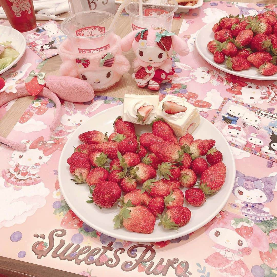 さきぼんさんのインスタグラム写真 - (さきぼんInstagram)「この日楽しかったな🍓 いちごいちえのメロちゃんに会って、スイーツピューロのデザートたべて、シナモンしか勝たんして、みんないて、スイーツビュッフェでいちごたくさんたべた🍓🍓 . . #ピューロランド #スイーツピューロ #いちごいちえ #PUROLAND #サンリオピューロランド #sanrio #マイメロ #マイメロディ #スイーツグリ #mymelody ﻿#sanriopuroland  #딸기#草莓 #strawberry #いちご #苺 #fraise﻿#도쿄 #카페 #코디 #스타일링 #먹방 #蛋糕 #케이크 #さきぼんいちご🍓 #さきぼんサンリオ」3月2日 21時18分 - sakibon69