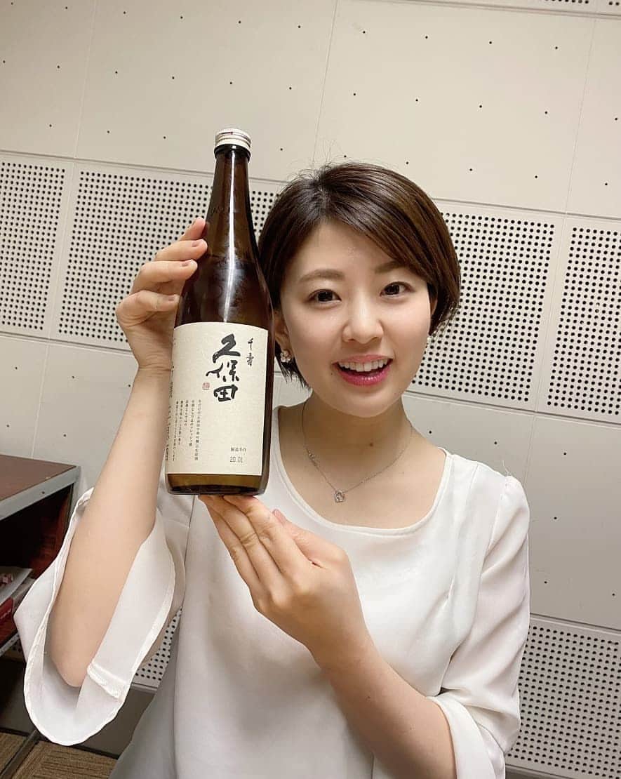 三石佳那さんのインスタグラム写真 - (三石佳那Instagram)「ㅤㅤㅤㅤㅤㅤㅤㅤㅤㅤㅤㅤㅤㅤㅤㅤㅤㅤㅤㅤㅤㅤㅤㅤㅤㅤ 「夜は、ほろ酔いでもいいじゃない」﻿ ﻿ ﻿ 新潟にきてから好きになったもの﻿ それは...日本酒です！！！﻿ ﻿ 日本酒の魅力を﻿ 朝日酒造さんの平澤さんと﻿ 日本酒をちょびちょび呑みながら﻿ ラジオで語り合いました！﻿ ﻿ 様々な日本酒が登場するので﻿ 好みのものを発見出来るはず。﻿ ﻿ 日本酒を飲み、ほろ酔いになりながら﻿ 本音で語り合う時間が、大好きです。﻿ ﻿ ﻿ 〜〜〜﻿ BSNラジオ　 三石佳那の夜はフツーでいいじゃない﻿ 3月2日(月)19時21分頃から お伝えしました。﻿ radikoでもチェックしてみて下さいね。﻿ コーナーは全3回収録のため﻿ 回が進むごとに 少しずつほろ酔いになっていきます。﻿ そんなところも 注目してお聞きください。笑﻿ 〜〜〜﻿ ﻿ #日本酒#日本酒女子#niigata#アナウンサー﻿」3月2日 21時23分 - mitsuishi_kana_bsn