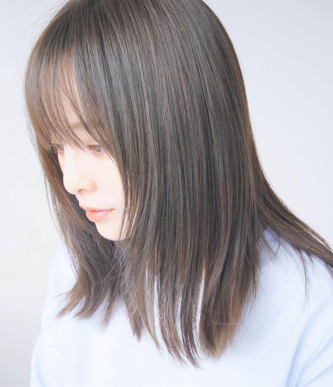田中亜希子さんのインスタグラム写真 - (田中亜希子Instagram)「世にも奇妙で綺麗なアクアグレージュというカラー。  光の当たり方で様々な色の重なりが織りなす透明感。  明るいカラーの服が着たいから、 少し髪色を落ち着けたい、けど ベトっとダークにすると多毛で頭のサイズ大きめの私には重すぎる。 そんな困りごとを言って、 @k.e.y.hair.and.make  無数のインナーハイライトが軽さを出して、髪が華奢に柔らかく、女性らしくみえるのが気に入りました！何気なくやるインナーハイライトの効果が絶大だと実感しました＾＾ 髪型は何もしていない状態です。  久しぶりにカットしました。 ✂︎ハチ張り頭が小さくみえて、巻いたときにニュアンスが出やすいように オーダーメイドのレイヤーカットです。  夫だからとかではなく、 そうでなかったとしても神技‼︎‼︎だと思うんだろうな。  髪のお悩み、ぜひ @k.e.y_yuji_tanaka ぶつけてみてくださいね！ 見た目はちょっと怖いって言われることも多いけど、ひたすらに真剣なだけなので、お気になさらず。話せばわりと明るめなので大丈夫ですよ、うちの大将＾＾(こんな事言ったら怒られちゃうかな笑)  #髪型#カラー#カラーリング#透明感カラー #透明感#春カラー#髪色#美容室#美容師#表参道#原宿#春色#ヘアアレンジ#レイヤーカット #カット#髪 #髪色チェンジ #髪質改善 #ヘアサロン」3月2日 21時29分 - akiico