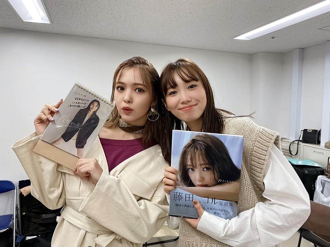 藤田ニコル１st写真集【公式】のインスタグラム：「中学生の頃から知ってるまりえ💓 なんだか恥ずかしいね🍑 写真集とカレンダー交換こ🥰  #藤田ニコル１st写真集　 #藤田ニコル #にこるん #ニコスキ#飯豊まりえ」