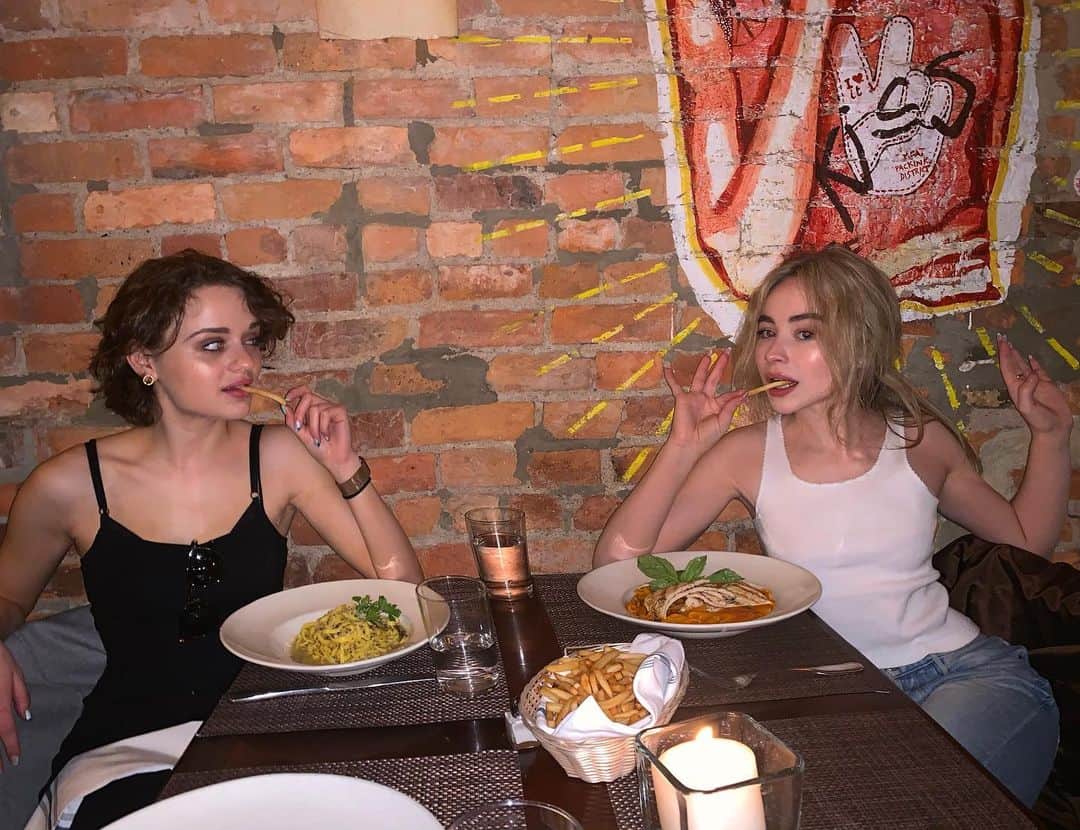 サブリナ・カーペンターのインスタグラム：「we r the devil and the angel on ur shoulders lol」