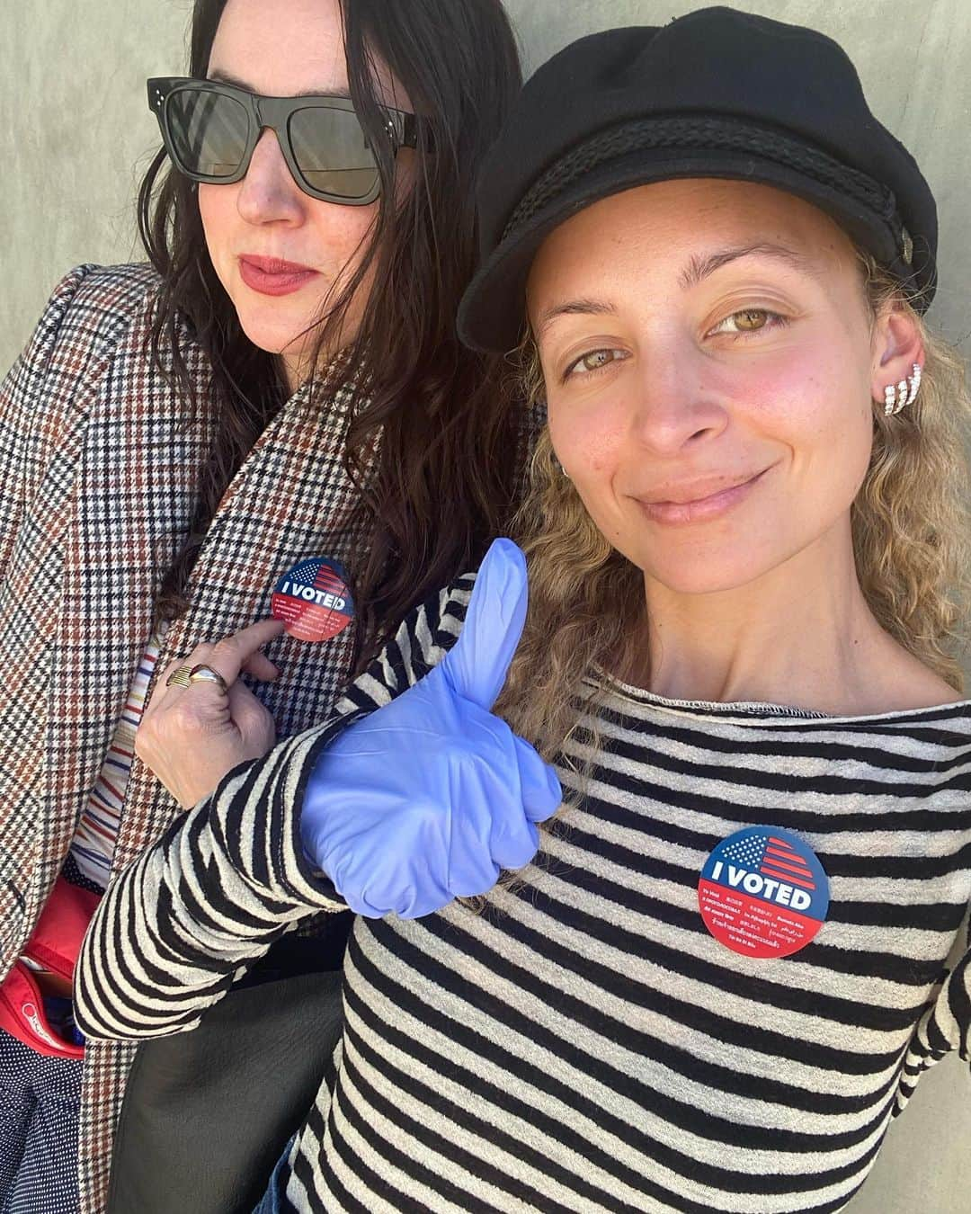 ニコール・リッチーさんのインスタグラム写真 - (ニコール・リッチーInstagram)「We gave America our votes, but not our germs.」3月3日 8時23分 - nicolerichie