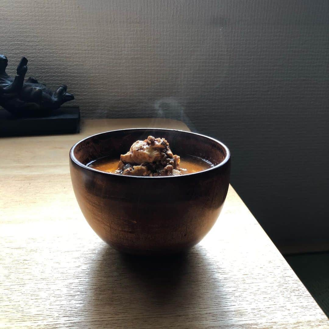 大宮エリーさんのインスタグラム写真 - (大宮エリーInstagram)「麻婆豆腐の残りに 冷やご飯いれて ご飯のとろみで おじやスープ 玄米と押麦がとろりつるん ほっこり 生姜はすりおろした 追い生姜 #汁好き #汁好きな人と繋がりたい  #スープ #朝ごはん」3月3日 8時24分 - ellie_omiya