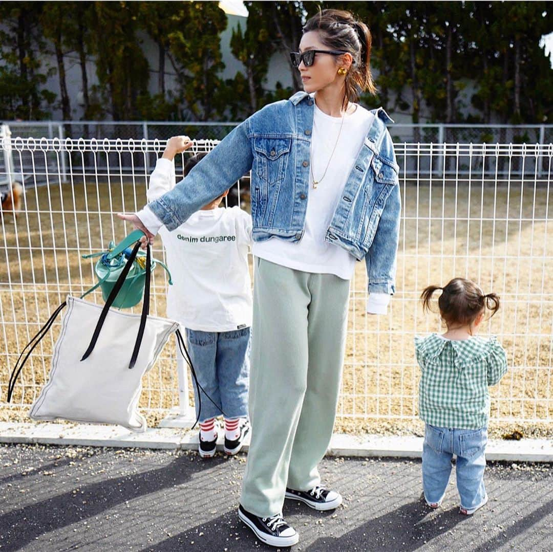 田中彩子さんのインスタグラム写真 - (田中彩子Instagram)「. いつかのラフ〜な日💚 . jk...#redone pants...#auralee  shose...#converse  bag...#ayakobag  Tee... @gypsohila.jpn . . . ↑何度着てもヨレない! 絶妙な丈感とバランス! 合わせやすい! と大変好評をいただいており 何度も再販売しております @gypsohila.jpn のロンTee✨❤️ . ベーシックな物にこそ、こだわりをギュギュギュ!と詰め込んでおります😊 1枚ワードローブにプラスしていただくだけで毎日のお洋服選びが劇的に変わりますよ💚 . 本日3/3(tue)22:00〜再販売⏰⚡️ お買い逃しのございませんように😊」3月3日 7時06分 - ayako_tanaka_