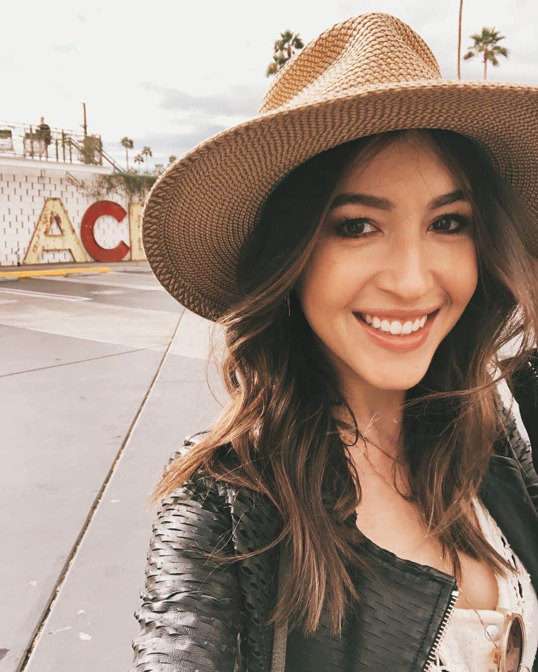 ケイト・ボイージェルのインスタグラム：「desert bound for the week 🌵☀️🌴 I’m super excited to be speaking at @altsummit this Thursday about combining your creative passions! I’ll be sharing some fun behind the scenes pics and vids over on my  @wethedreamers account, so be sure to hop over there to see what I’m up to all week! 💫 . If you’re actually here at Alt, my talk is Thursday at 11 am in the Riviera El Dorado II and I’d love to see you there! #altsummit #altsummit2020」