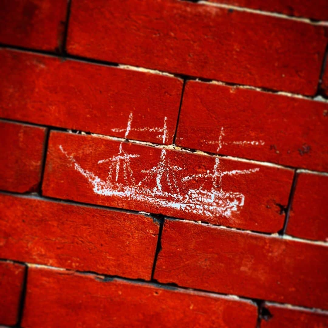 ブレンダン・ドーリングさんのインスタグラム写真 - (ブレンダン・ドーリングInstagram)「Theres no stopping you. Even faced with a brick wall, you kept on sailing.」3月3日 7時49分 - buhdools