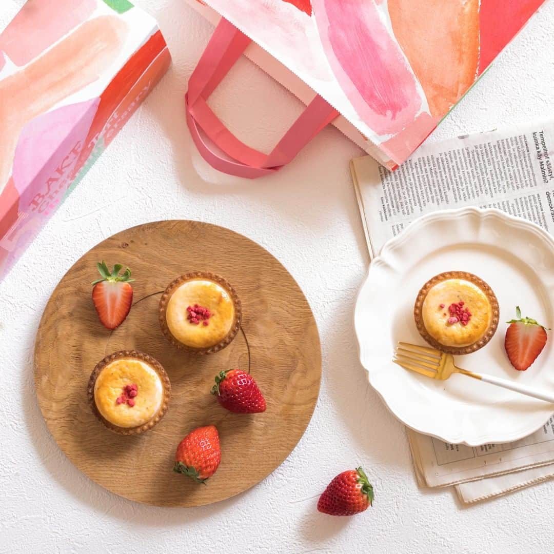 BAKE CHEESE TART OFFICIALさんのインスタグラム写真 - (BAKE CHEESE TART OFFICIALInstagram)「いくつになっても心ときめく、いちご 🍓✨ フリーズドライの「あまおう苺」トッピングもキュートな「あまおういちごチーズタルト」で、日々がんばる自分へささやかなご褒美をプレゼントしてみてはいかがでしょうか。  街中で持ち歩いているだけで気分が明るくなる、春らしいショッパーもお見逃しなく♪  Photo by @hanayuri34  #あまおういちごチーズタルト #いちごチーズタルト #いちごスイーツ #あまおう苺 #あまおう #ストロベリー #いちご好き #期間限定﻿ #春スイーツ #ご褒美スイーツ ﻿ #ひなまつり #おうちカフェ #家カフェ #手土産 ﻿ #お土産 #おみやげ #おやつ ﻿ #スイーツ ﻿ #スイーツ好き ﻿ #スイーツ部 #デザート #お菓子 ﻿ #チーズタルト専門店 #チーズタルト ﻿ #チーズケーキ #タルト #bake  #bakeチーズタルト #ベイクチーズタルト ﻿ #bakecheesetart ﻿」3月3日 8時00分 - bakecheesetart