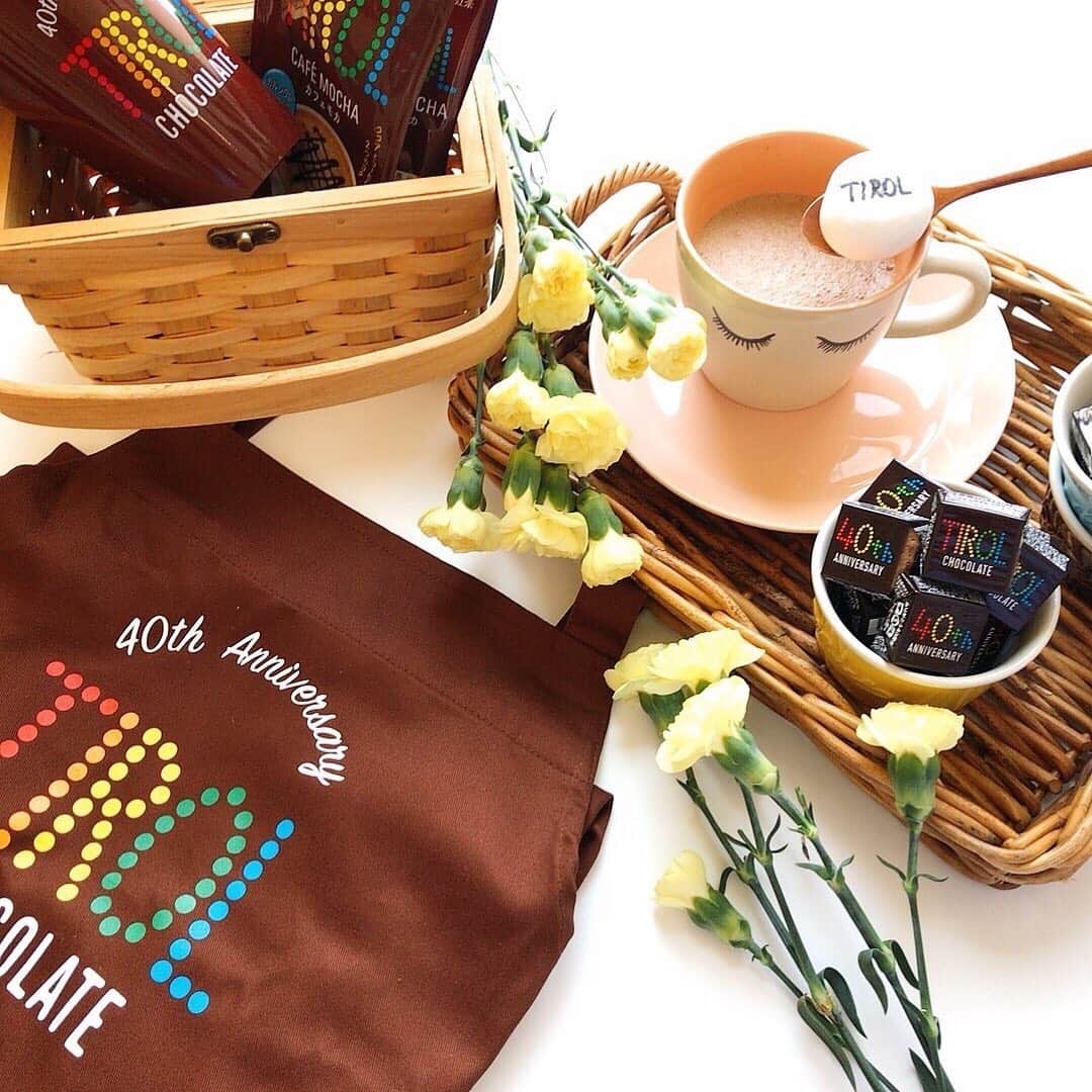 チロルチョコのインスタグラム：「🎈👯コーヒーヌガー発売40周年🎈👯を記念して ・ ・ 【買って応募✨キャンペーン】 まだまだ開催しております☝︎☝︎☝︎ ・ ・ ・ 🗣30点集めて応募！🗣 コーヒーヌガー【おうちカフェセット】が抽選で400名様に当たります👀💗 ・ ・ 【おうちカフェセット】 ・エプロン1着 ・タンブラー1個 ・コースター2枚 ・カフェモカ 1パック 対象商品は ・チロルチョコ〈コーヒーヌガー〉 ・チロルチョコ〈バラエティパック〉 ・チロルチョコ〈バラエティパック縦型〉 ・チロルチョコ〈バラエティBOX〉  詳細は本日のストーリーのURLにてチェックしてみて下さいね✨  たくさんのご応募お待ちしております♪̊̈♪̊̈ ・ ・ #tirol #tirolchoco #チロルチョコ #チロル #チョコレート #おやつタイム #chocolate  #おやつ #onmytable #sweetstable #スイーツ部 #おうちカフェ #日々の暮らし #sweettooth  #チョコ #おやつの時間  #スイーツ女子  #スイーツ男子  #チョコラブ  #chocolatelover  #snack #スイーツ大好き #sweetsmile #スイーツ  #shopチロルチョコ#コーヒーヌガー#キャンペーン#コーヒーヌガー40周年」