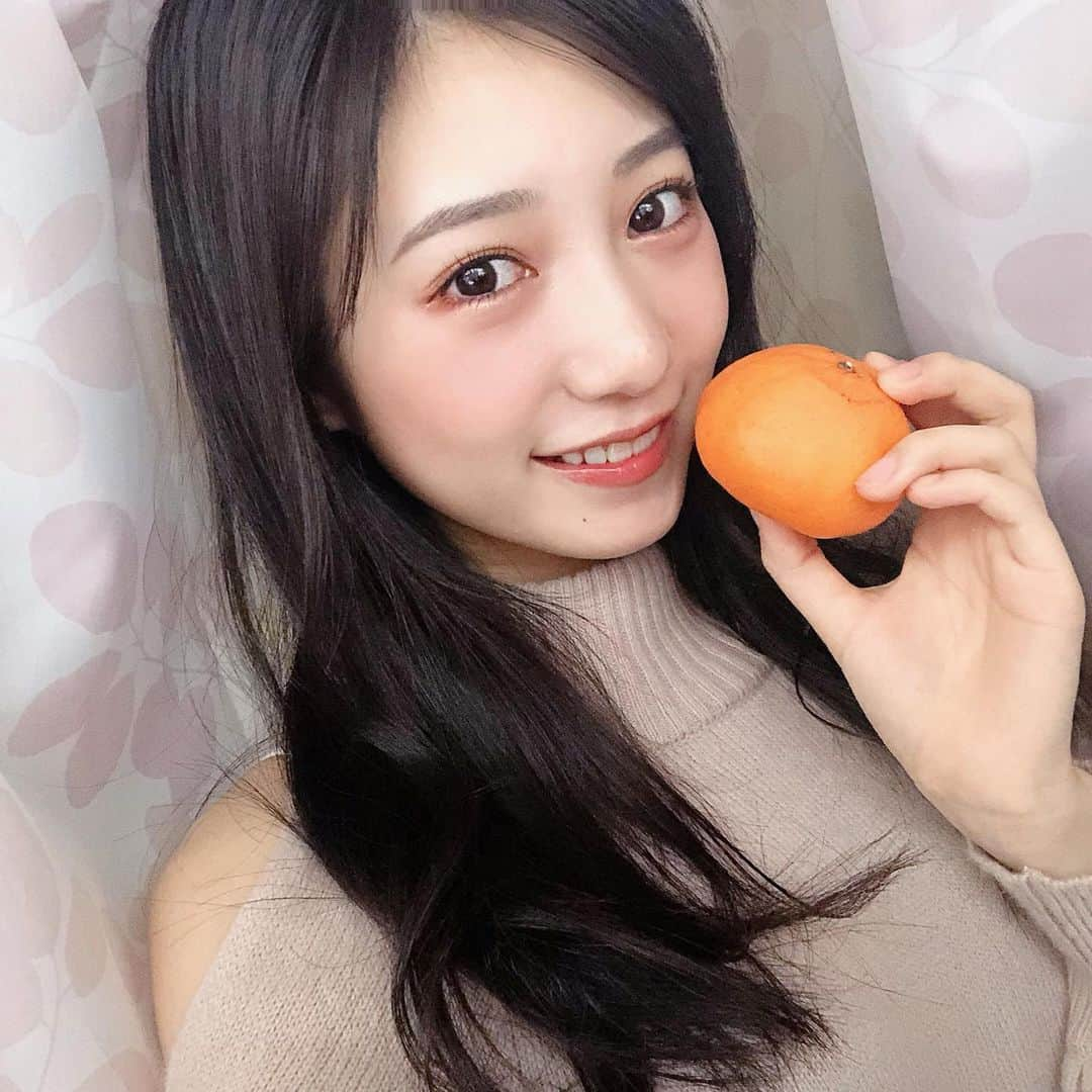 横野すみれさんのインスタグラム写真 - (横野すみれInstagram)「オレンジメイク🍊💄🧡﻿ ﻿ ﻿ 今日はオレンジメイクをしてみました🍊﻿ ﻿ 手に持ってるのはみかんなんですけど…🙃笑﻿ ﻿ ﻿ ﻿ アカリンさんにいただいた、B♡IDOLの新作のアイシャドウとお気に入りのアカリップを使いました✨﻿ ﻿ アイシャドウは、めちゃくちゃ使いやすいカラーでオレンジとゴールドの組み合わせが可愛くてハマりそうです🥰﻿ ﻿ ﻿ アイシャドウ▷ THE アイパレ 03 秘密のオレンジ﻿ ﻿ リップ▷ つやぷるリップ 02 あざとORANGE﻿ ﻿ ﻿ #オレンジメイク #横野すみれ #BIDOL #makeup #つやぷるリップ #アイシャドウ #アイメイク #アイドルメイク #吉田朱里 さん #プロデュース #流し前髪」3月2日 23時27分 - yokono_sumire