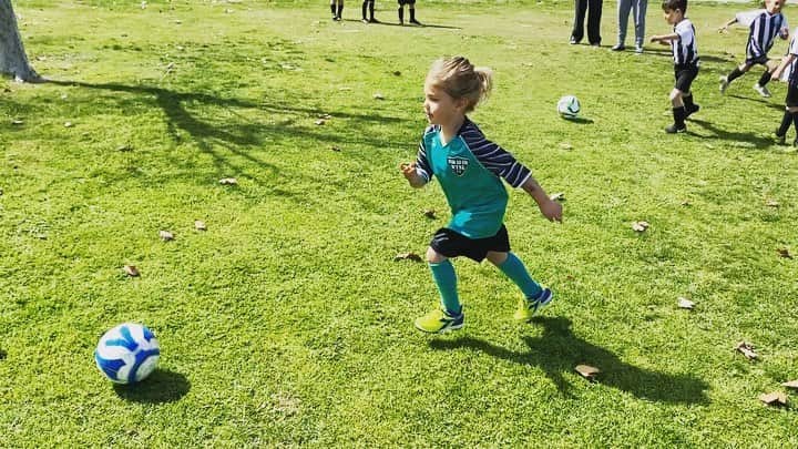 ダニエラ・ルーアのインスタグラム：「This little nugget had her first soccer game this weekend and I can’t get enough of watching her and her proud dada practicing... ♥️ ⚽️⚽️⚽️⚽️⚽️⚽️⚽️⚽️⚽️⚽️⚽️⚽️⚽️⚽️⚽️⚽️⚽️⚽️ Esta filhota participou no seu primeiro jogo de futebol este fim‑de‑semana e não me farto de observar-la e o papá orgulhoso a treinar... ♥️ . #nohandsplease #thisis3 #proudmama #prouddada #weekends #soccer #football #futebol #familytime」