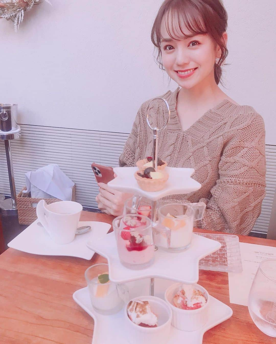 あかりさんのインスタグラム写真 - (あかりInstagram)「あきゃまぢゅlunch🍽💕💕💕 美女とおひるから のむシャンパンゎさいくぅですな🥂💖✨ まぢゅとあうときゎいつも できるだけ シンプルめなコーデをこころがけている あかちゃむです、、、( ⸝⸝⸝ᵕᴗᵕ⸝⸝⸝ )。わら 💭 パスタ🍝のあわあわ いじってたら なにしてんのん？( ˊᵕˋ ;)てゆあれた。( ⸝⸝⸝ᵕᴗᵕ⸝⸝⸝ )💭💭💭w」3月2日 23時33分 - akachamxx