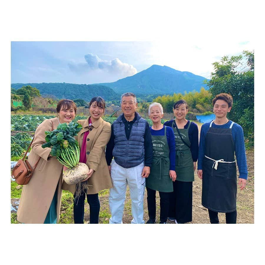 庄村奈津美のインスタグラム：「🌋 冬も楽しい桜島🛳 桜島っ子に案内してもらって めいっぱい楽しみました♪ もえちゃん、ありがとう💕 ・ --------ロケの記録と詳細✍️-------- ❶桜島大根畑with村山さんFamily #cafeしらはま #ランチもあるよ #要予約 ❷大山さんともえちゃん #椿の里  ❸#世界一のちゃんぽん #私はそう思っている #椿ちゃんぽん #桜島ランチ ❹かわいいおみくじ #鳩みくじ #月讀神社  ❺椿を描いてみた #火山灰アート体験 #桜岳陶芸  ❻ボリュームランチ #豆ん茶家 #要予約 #桜島ランチ  ❼coffee&sweets #自家焙煎珈琲 #豆ん茶家  ❽桜島モチーフのカレー #みなとカフェ #桜島ランチ #桜島港フェリーターミナル  ❾番組からのプレゼント #桜島土産 #桜島バッグ  ➓フェリーからの桜島🤳🏻 ・ 今夜 #ナマイキvoice の再放送があるので よかったらぜひ〜🚌💨 ・ 🙋🏻‍♀️💕」