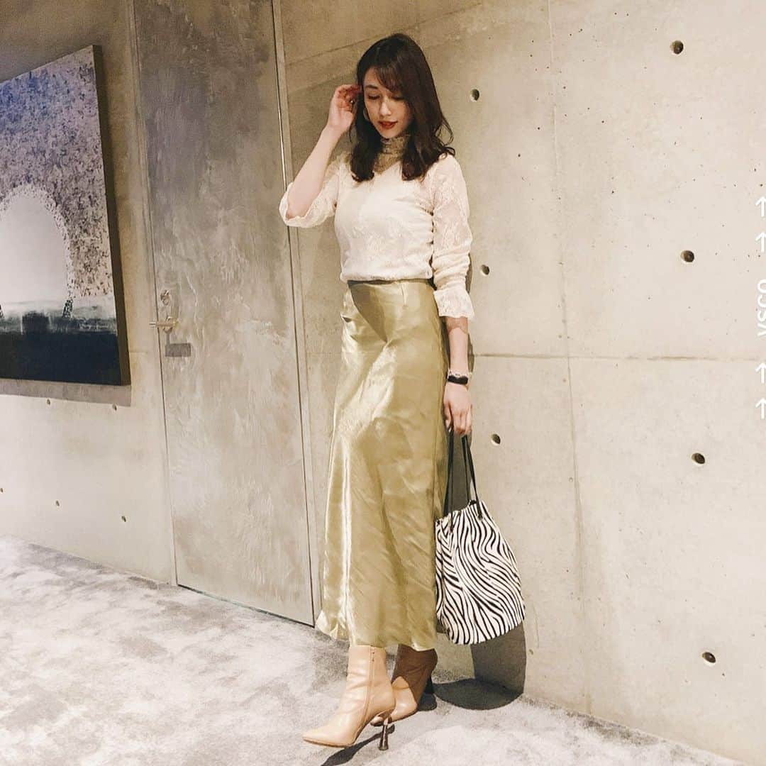 のインスタグラム：「本日は安藤忠雄氏の建築した 素敵な邸宅にて撮影でした✨ スタイリングは こんな感じ♡ ・ tops/ @valmuer_official  skirt/ @lagunamoon_com  bag/ @gem._official ・ white dress/ @stunninglure  gown/ @ciroi_official ・ ・」