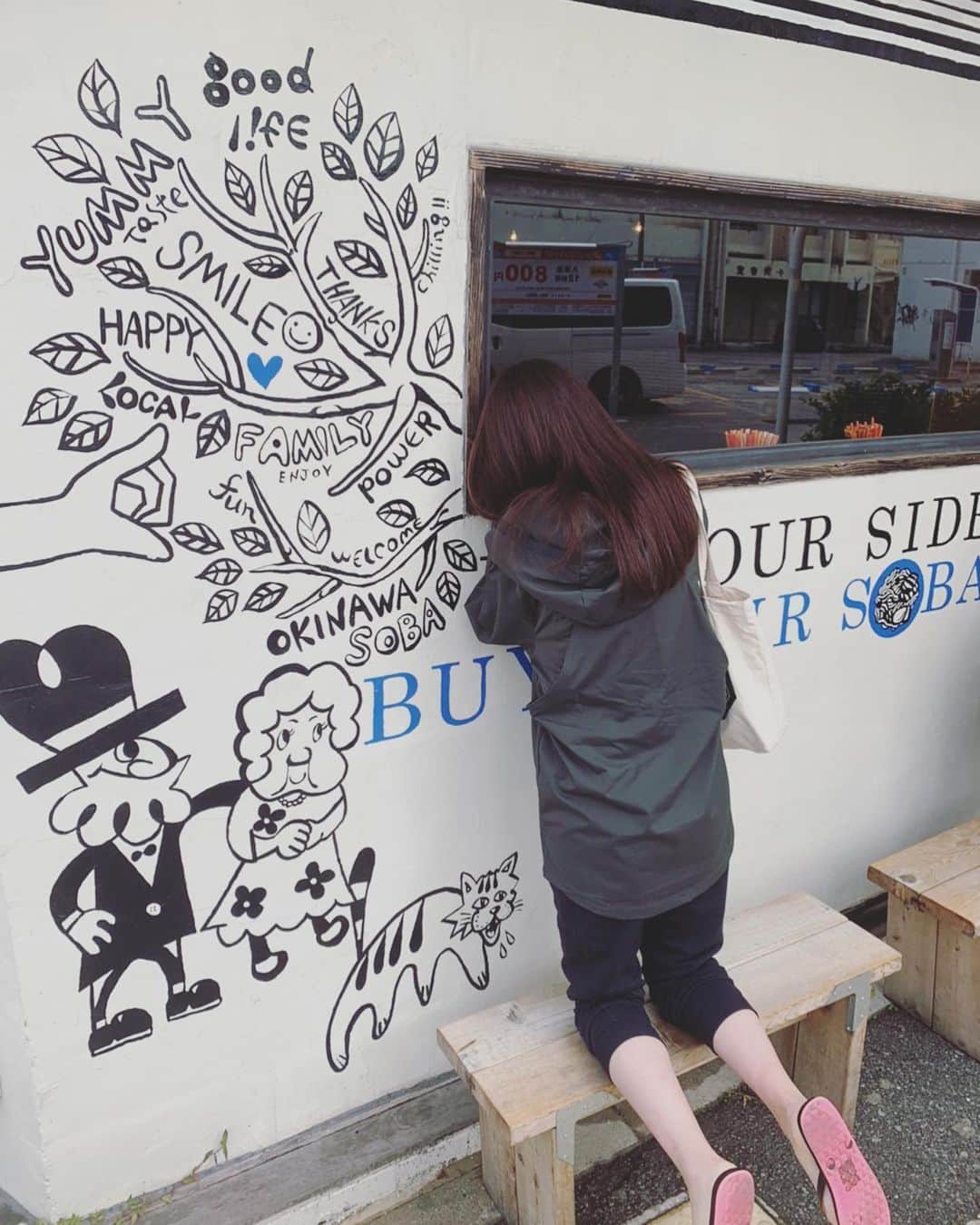 阿部智帆のインスタグラム：「🐳沖縄キャンプ休養日🐳  オシャレな沖縄そば屋さんでブランチ💫 オープン前に到着☺︎ 待ちきれず、店内覗く食いしんぼう🤤  午後は　釣り同好会へ参加🎣❤️ . . ✨なるようになる✨  なんとも私らしいTシャツを頂き（笑）  船に乗った瞬間、 誰よりも先にビーサンを脱いで裸足になり 釣ったお魚も迷わず　むぎゅっと掴んで わんぱくに楽しみました🥴👍 . . 最高の仲間と過ごす 最高の休養日。  素敵な思い出が増えました🥰  #giants #沖縄キャンプ #休養日 #釣り同好会」