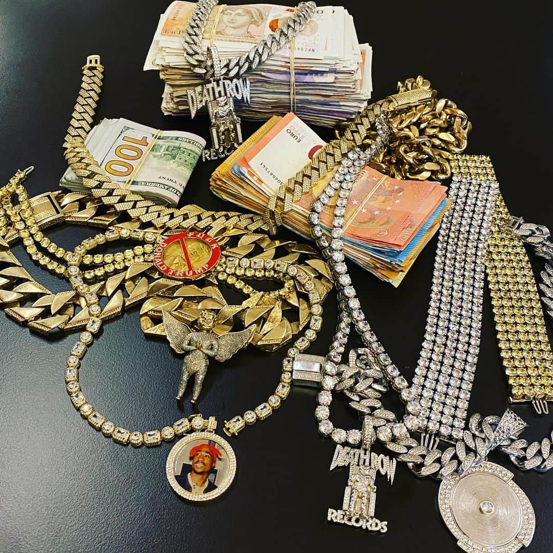 ゲームのインスタグラム：「My mama said travel light, you only gone for a month.....」