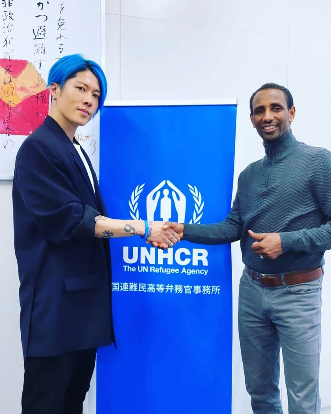 雅-MIYAVI-さんのインスタグラム写真 - (雅-MIYAVI-Instagram)「Met Yonas a true hero. He was one of the runners from the refugee team during the Rio Olympics and he just ran at the Tokyo Marathon. It was quite something to hear his story. I really respect his attitude and his spirit to never give up to become a runner. He is also a believer just like us. “What refugees need is not only money, but also a human contact...” His words that he said with his tears are still ringing in my heart. Hope to see him again in the Tokyo Olympics 2020. Big big respect. 敬佩他是挑战者🤝昨日、東京マラソンを完走したランナー、ヨナス・キンディ氏と面談させていただきました。リオ五輪でも難民選手団の一員として活躍されたヨナス氏。想像を絶する道を越えて、ランナーとして確立されたその不屈の精神、ただただ尊敬します。「難民に必要なのは、お金だけじゃない、人との触れ合いなんだ」涙ながらに語るその言葉が強く、深く響きました。また、東京オリンピックで再会できますように！！！！https://www.unhcr.org/jp/24659-ws-200302.html」3月2日 23時53分 - miyavi_ishihara