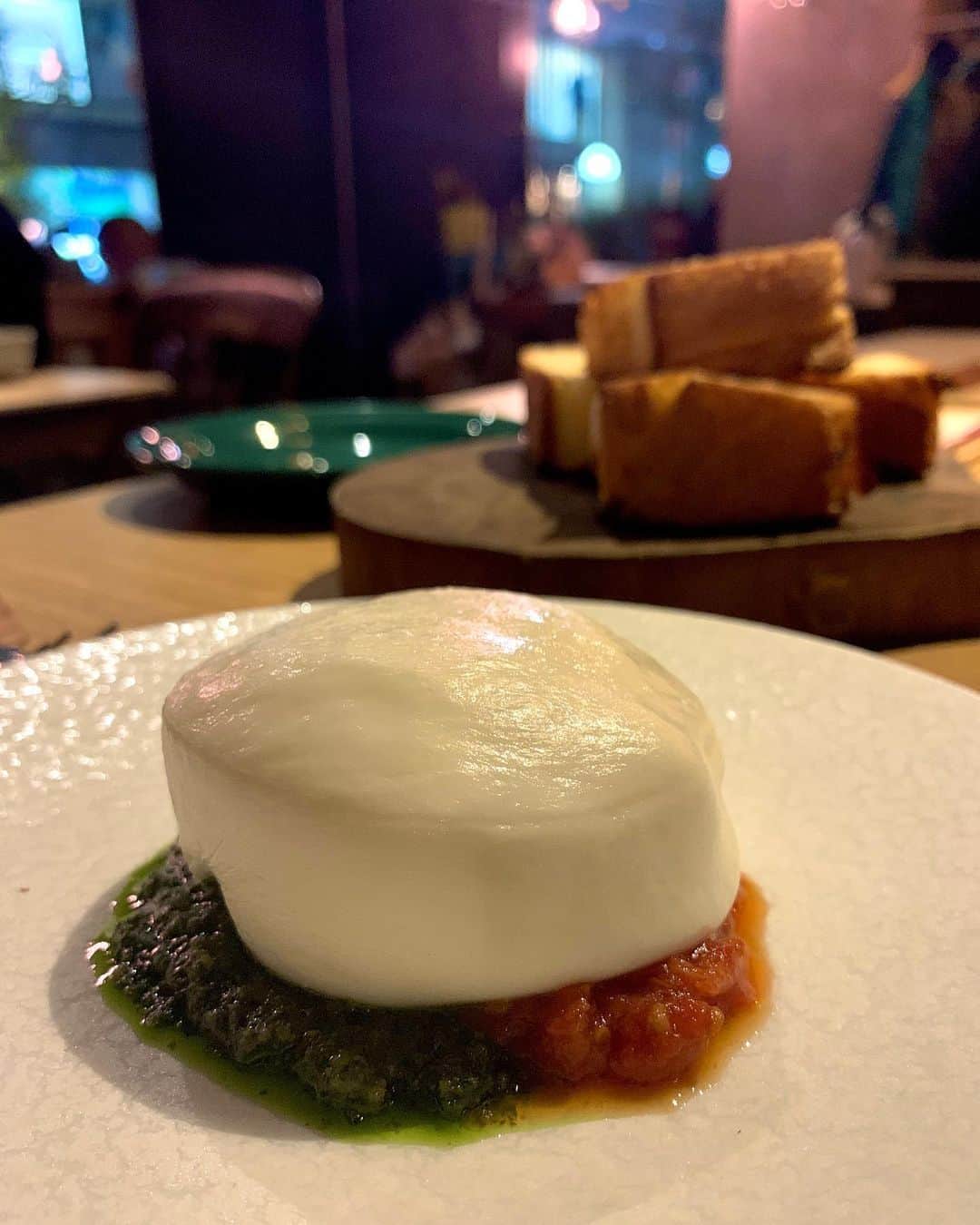 AO のインスタグラム：「チーズはモッツァレラが1番好きだったけど ウィーアーザファームで食べた ブラータチーズが美味しすぎて、、🤤 #チーズ#ブラータチーズ」