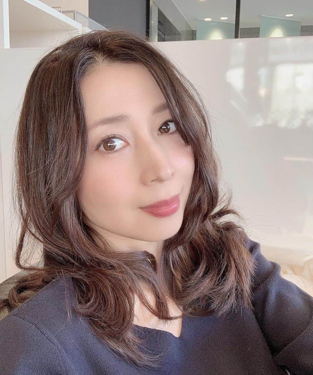 中野公美子さんのインスタグラム写真 - (中野公美子Instagram)「前髪を短くしました！ と言ってもまだ少し長めだったので もう少しカットする予定💇‍♀️ 全体的な長さも短くなりました！ 素敵にカットして頂いてありがとうございます😊  #前髪 #ヘアカット　 #abbey #小田嶋さん #中野公美子 #アラフォー #42歳  中野公美子」3月2日 23時51分 - kumikorion