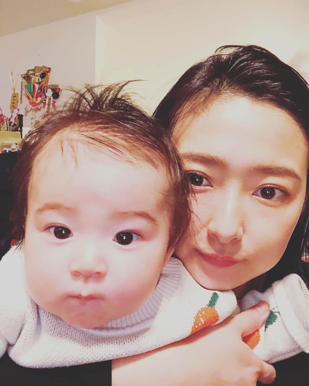 松本亜希のインスタグラム：「最近、似てるってよく言われる👩‍👧💓 . コロナが怖くてお散歩くらいしかお出かけできない🦡🐶🐭🐻 早くマスク不足解消しないかな😭 . #babygirl#女の子ベビー#女の子ママ#7月2日生まれ」
