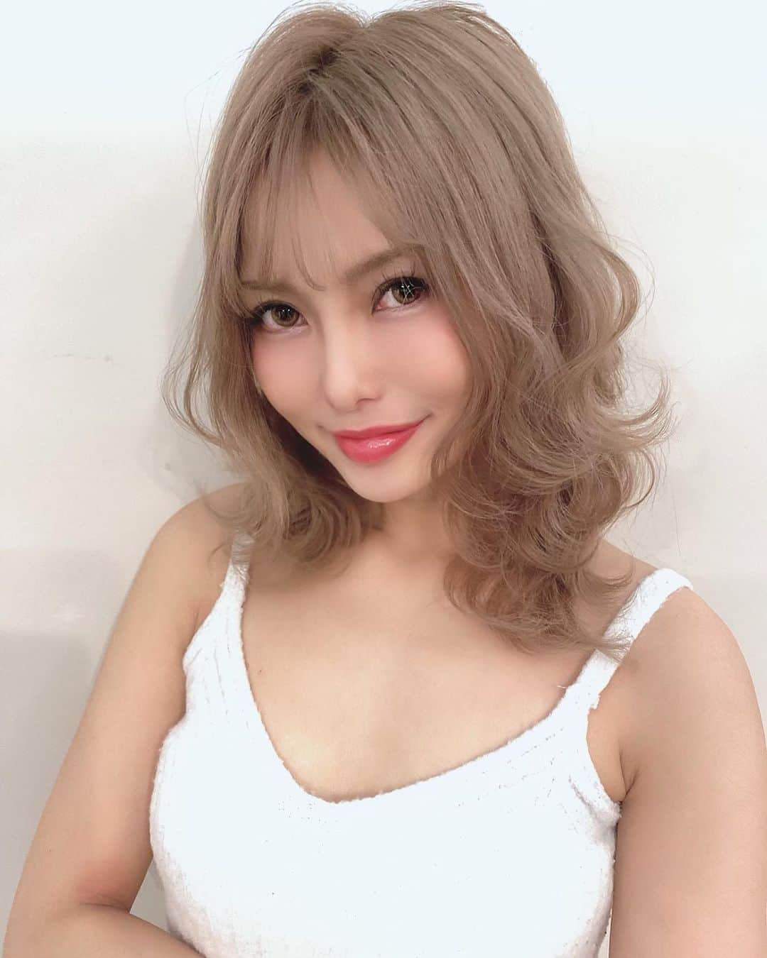 竹村寿美佳（すうちゃま）さんのインスタグラム写真 - (竹村寿美佳（すうちゃま）Instagram)「この間の撮影の写真UP💡 可愛い髪型にしてもらったよん💇‍♀️❤ 雰囲気に合わせてカラコンも明るめの柔らかめに👀💄 フチ薄めだけど、しっかり目が大きく見えるよ💡  _  @laforte_official  #カラコン#カラコンレポ#LaFORTE#ラフォルテ#fのカラコン#レンズワン#PR #No104#ミモザベージュ#サロンモデル#サロモ#モデル#撮影#ヘアアレンジ#シースルーバング#金髪#メイク#ファッション#コーデ#表参道#美容室#原宿#ダンサー#キャンギャル#レースクイーン#インフルエンサー#一眼レフ#ハーフ#クウォーター#美容」3月2日 23時56分 - suuchamav3v