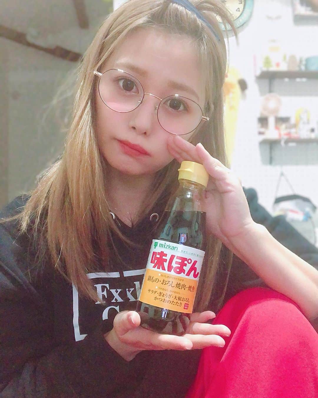 紺野ひかるのインスタグラム：「. 味ぽん✌️ . . #紺野ひかる #こんぴか #セクシー女優 #AV女優 #なぜ味ぽんなのか #テーブルの上にあったから #漂う元ヤン感 #元ヤンじゃないよ  #生徒会役員もやったことあるよ」