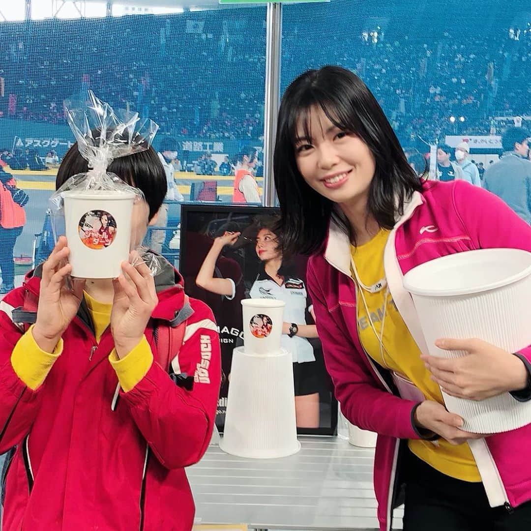 のインスタグラム：「、 今、緊急事態宣言を受け 北海道の学校が休校中ですが 「自宅で子供達がシャトルダーツに熱中している」との情報を頂きました♪ お役に立てて嬉しいです。 おもちゃのシャトルコックと大きなカップで楽しめます！  写真は札幌ドームイベントでプレゼントした田渕亜季シャトルダーツセットです♪ 、 、 #シャトルダーツ #シャトルコックダーツ  #田渕亜季のシャトルダーツ  #札幌ドーム #Shuttlecockdarts  #Shuttledarts #シャトルチャレンジ  #カップチャレンジ #商標登録出願中」