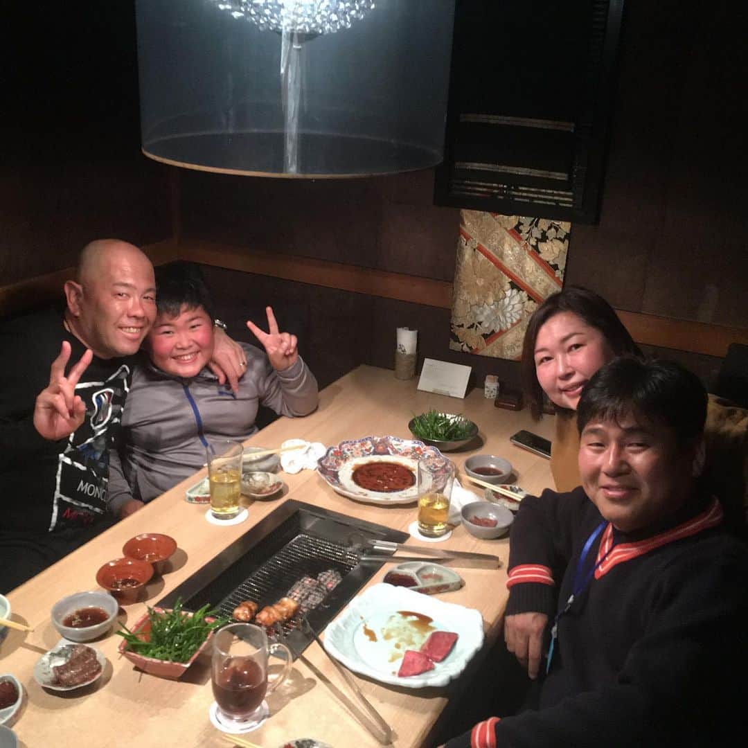 小田幸平のインスタグラム：「（有）中西精密エンジニアの中西ファミリーと食事❗️怜哉めちゃ可愛い❗️小4なのにめちゃくちゃでかい。俺の小4時と同じぐらい。#中西精密エンジニア#焼肉#昇家正々堂#中日ドラゴンズ#読売ジャイアンツ#愛媛マンダリンパイレーツ」