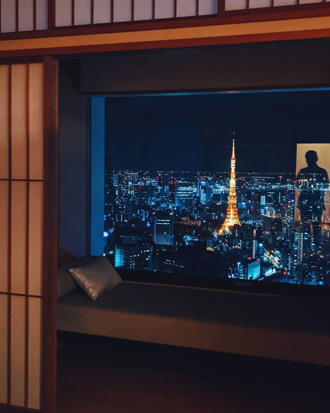 福田洋昭のインスタグラム：「Reading room goals 🌃🗼#GooglePixel #googleのスマホ #TeamPixel」