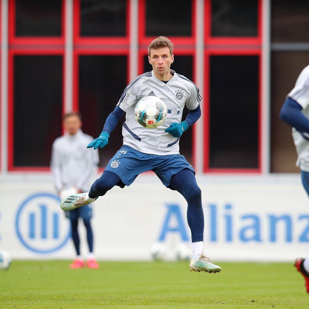トーマス・ミュラーのインスタグラム：「Focus back on the ball ⚽️ with @leon_goretzka back to @s04, always tough and special games 🥕🥕#pokalfight #together #letstalkaboutit #beialleremotionvorallemsachlichbleiben #wealllovefootball 😘」