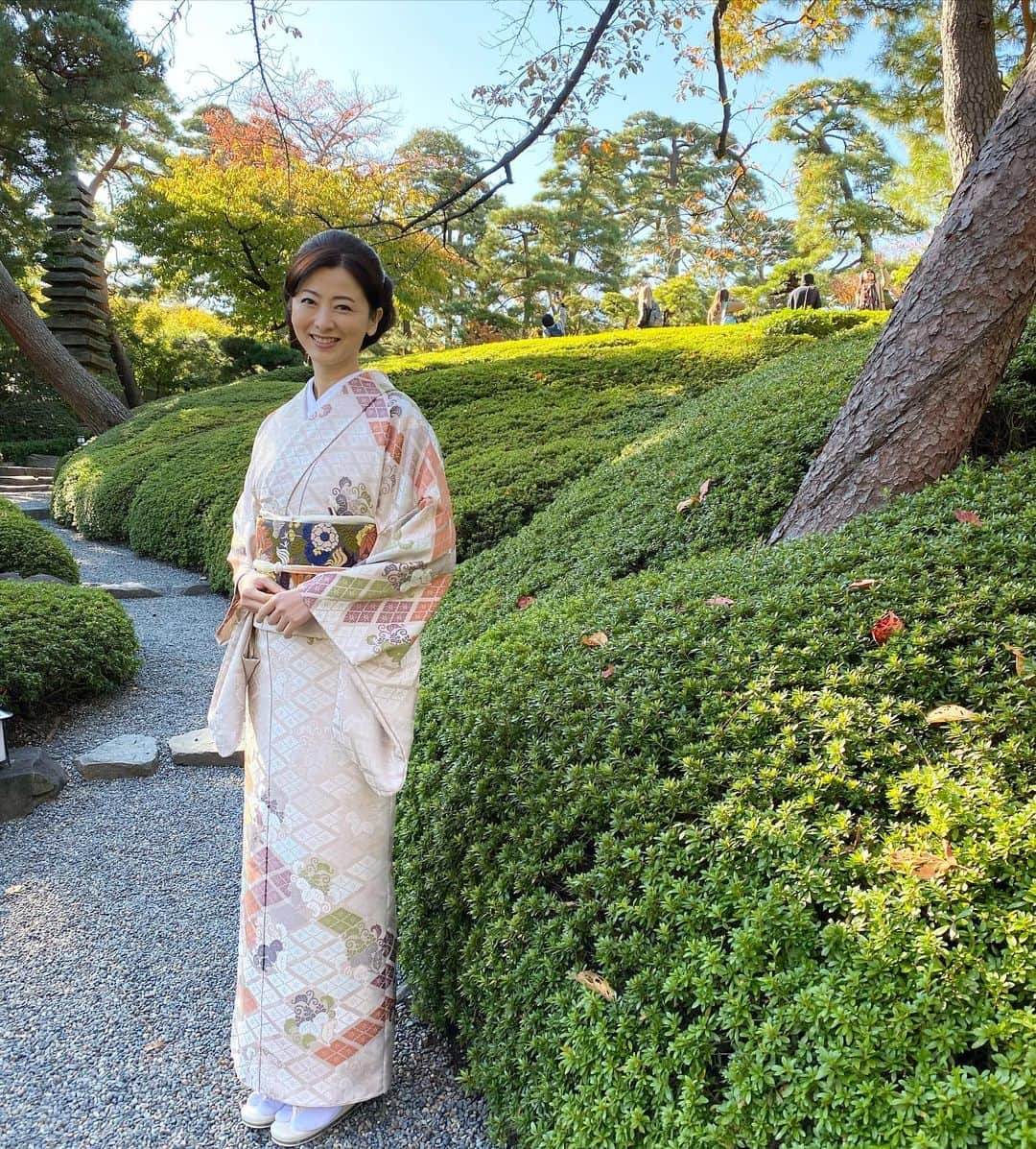 のインスタグラム：「きものsalon 撮影の記念に😉  澄んだ空気に、悴む手が思い出のひとつに。 とても楽しい撮影でした😆  そして、穏やかに笑って過ごすことの有り難みを感じるこの頃。  昨日からの突然の教育環境の変更に際して、子どもにストレスなく、勿論親のストレスも軽減しつつ過ごすことに努めなければと、余計に気持ちが張り詰めがちに…。 貴重な学びのひと月を家庭学習でどこまで対応できるのかな？と考えています。 普段は学校、習い事にとバダバタ過ごしている娘。今月の学びはほとんどお休みです。  時間に余裕がある今だからこそ出来る何かに、家庭で取り組みたいものです🤔  #kimono#kimonostyle #きものsalon#kimonofashion #haruka#春香#model#magazine#八芳園#日本庭園」