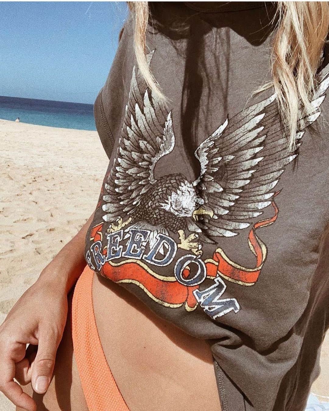 チェイサーのインスタグラム：「a good graphic tee can take you places🌴🏙 @itscaseyevans #graphictee #freedomtee #vacationinspo #vacationoutfit #vacationlook #travelinspo #swimshop #bandtee #chaserbrand」