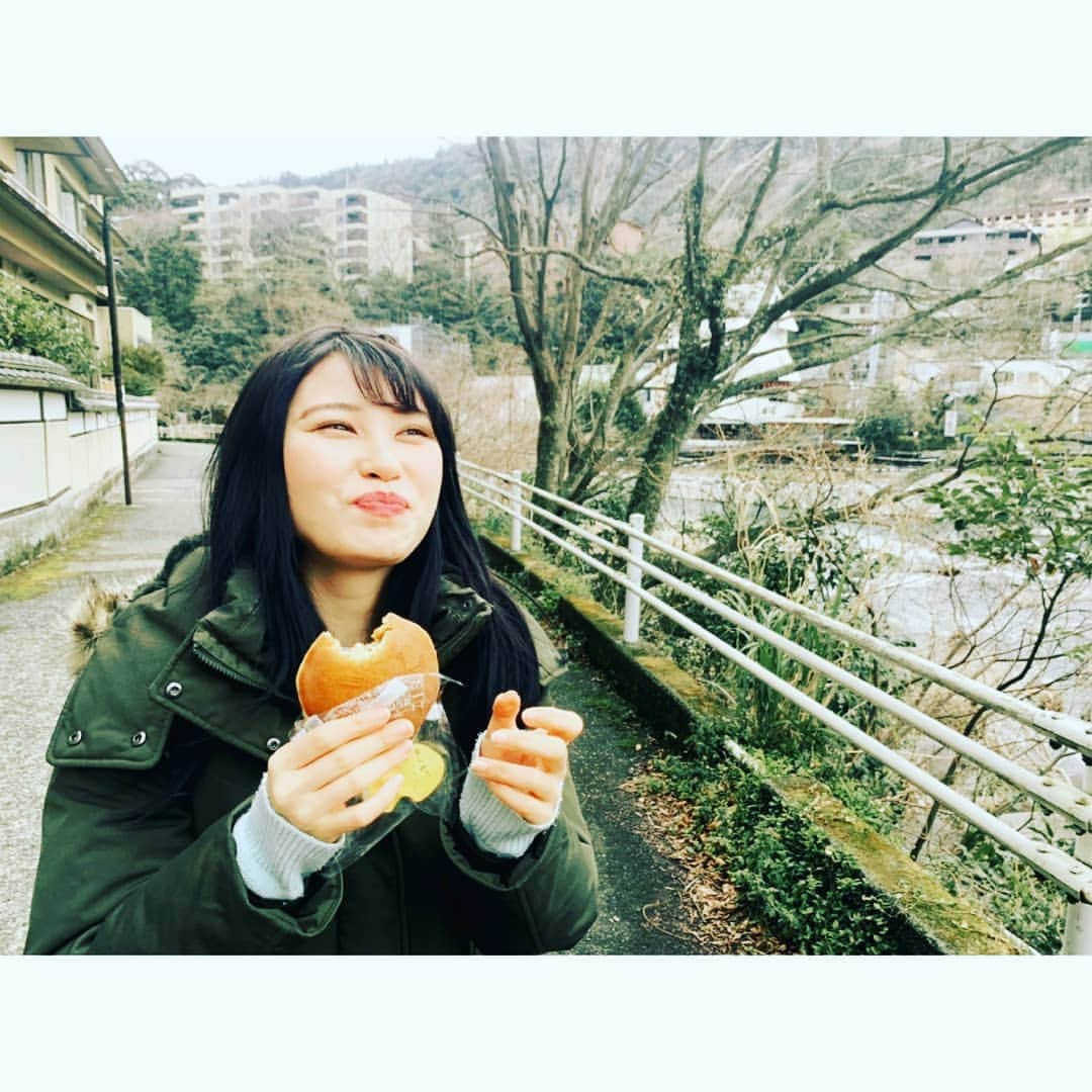 宮島マリーナさんのインスタグラム写真 - (宮島マリーナInstagram)「バターどら焼き♡ 箱根に来たら絶対食べるの 😋💕 今回もおいしかった😌❤️ . . . . . . . . . . . . . . . . . . #バターどら焼き #どら焼き #菜の花 #菜の花まんじゅう #菜の花バターどら焼き #箱根名物 #箱根 #箱根湯本 #箱根食べ歩き #箱根湯本食べ歩き #食べ歩き #スイーツ #スイーツ女子  #スイーツ巡り  #和菓子 #dorayaki #箱根旅行 #箱根温泉 #hakone #hakoneyumoto #hakonesweets #japanesesweets #hakoneonsen #traveljapan #国内旅行 #宮島マリーナ #オスカープロモーション #まんじゅう屋菜の花 #箱根湯本名物 #おいしい」3月3日 1時17分 - hello_marina_desu_