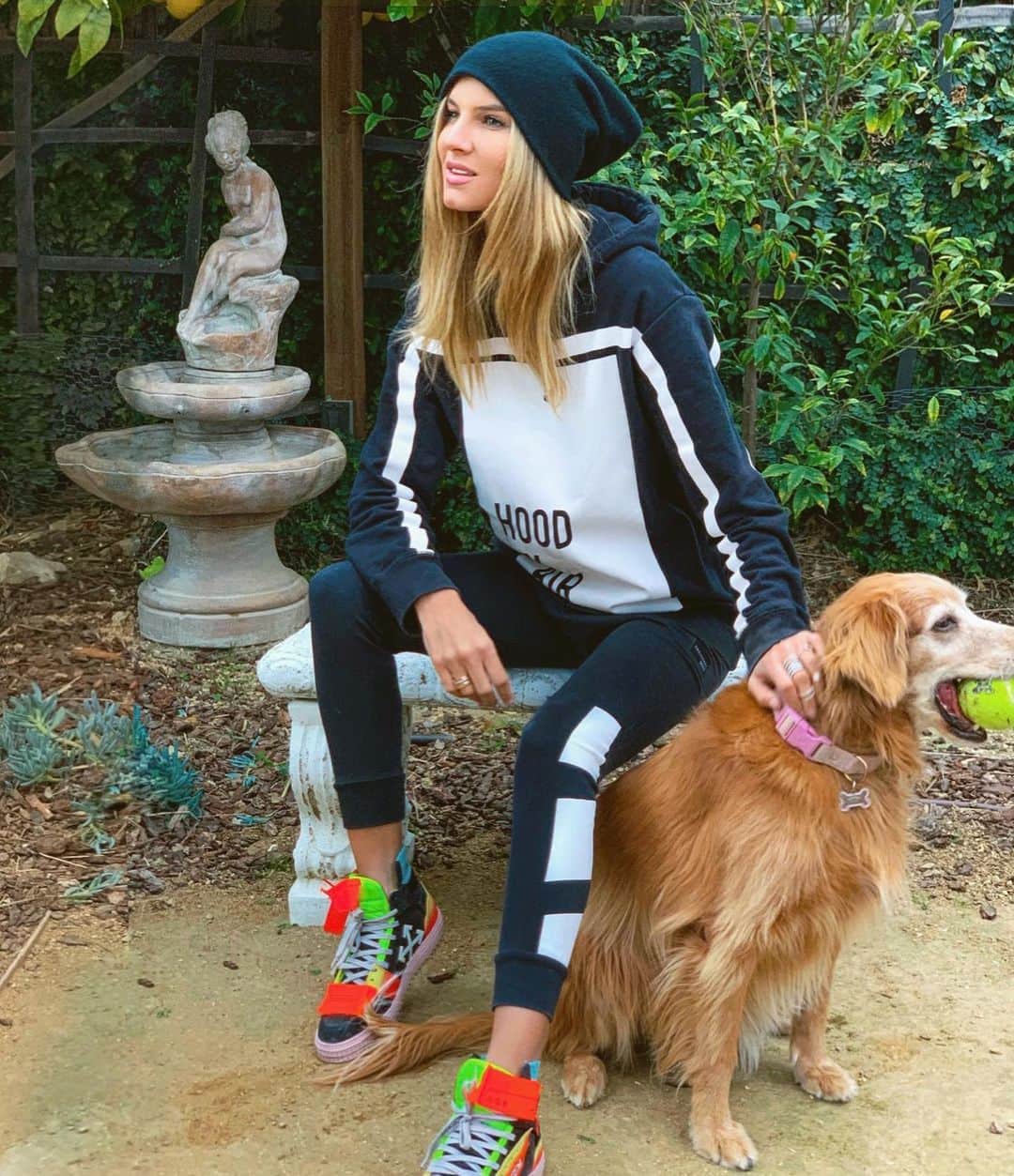 Ashley Haasさんのインスタグラム写真 - (Ashley HaasInstagram)「How to spot a New Yorker in LA... they will be in all black (swipe to see Katie 🐕 crushing this impromptu photoshoot)」3月3日 1時25分 - ashleyhaas