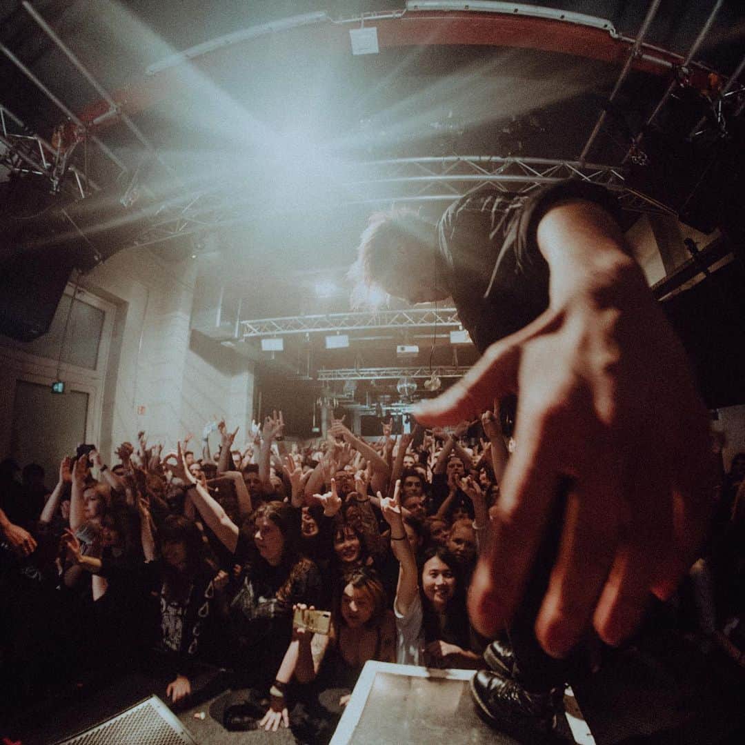 Kenta Koieのインスタグラム：「Cologne was the one of memorable shows! Tonight we play in London! It’s gonna be chaos for sure!  Photo by @murrydeaves」