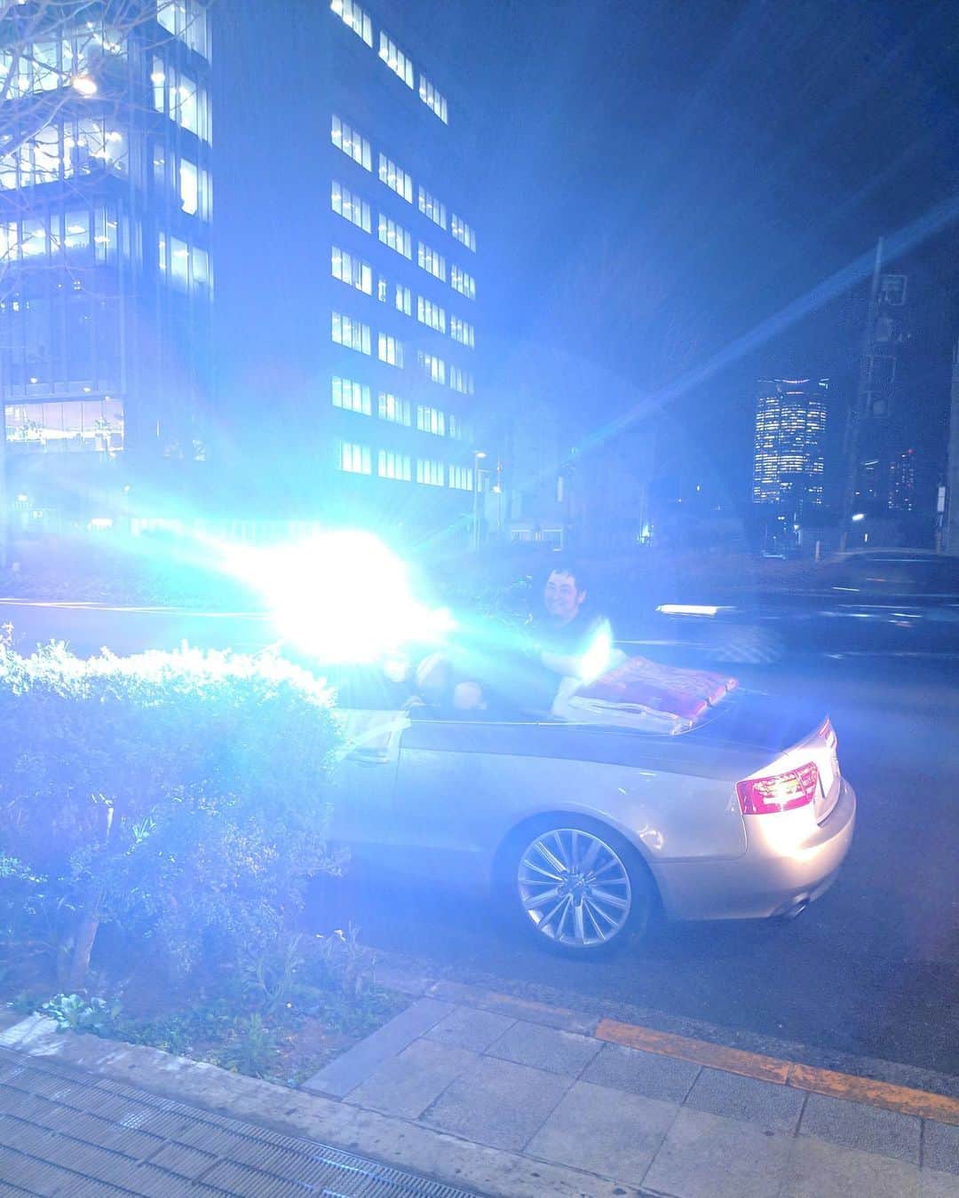 コムアイさんのインスタグラム写真 - (コムアイInstagram)「夜の歩道を走ったシーン、こうやって撮られていました🌪 カメラのこちらが照らされるときあちらのみんなもぴかぴか光ってみんなたのしそうです。  #followersnetflix」3月3日 1時43分 - kom_i_jp