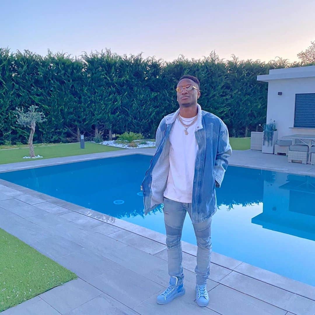 ブナ・サールのインスタグラム：「About Last Night ! 💫 African Giant Tour 🌍⚪️Ⓜ️ @burnaboygram 🔥💙」