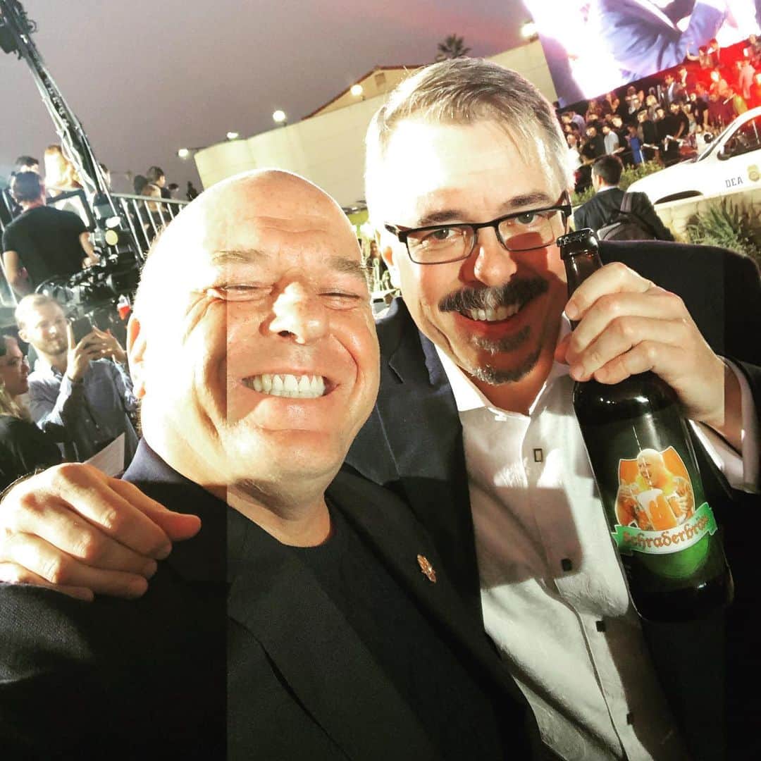 ディーン・ノリスのインスタグラム：「Genius writers know great beer! @schraderbrau_bb #vincegilligan @breakingbad @figmtnbrew @bettercallsaulamc」