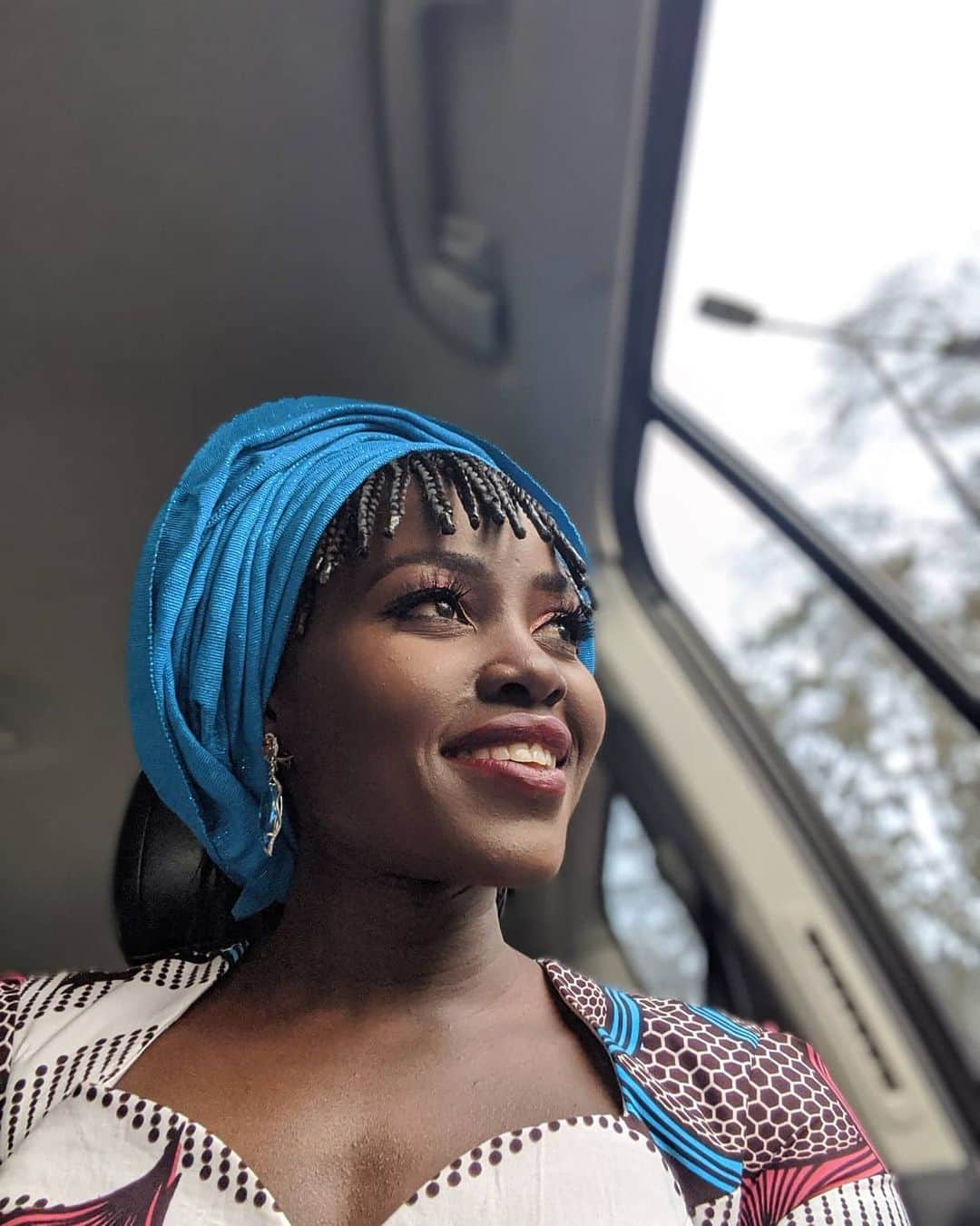 ルピタ・ニョンゴさんのインスタグラム写真 - (ルピタ・ニョンゴInstagram)「Funmbi said, "Make her look like a Lagos slay queen." Tolu obliged.  Grateful to have been a part of the celebration of Engr. Olusegun Akann Doherty's well-loved  life. MU & gele: @tolufelix_mua Threads: @funkeadepoju」3月3日 2時46分 - lupitanyongo