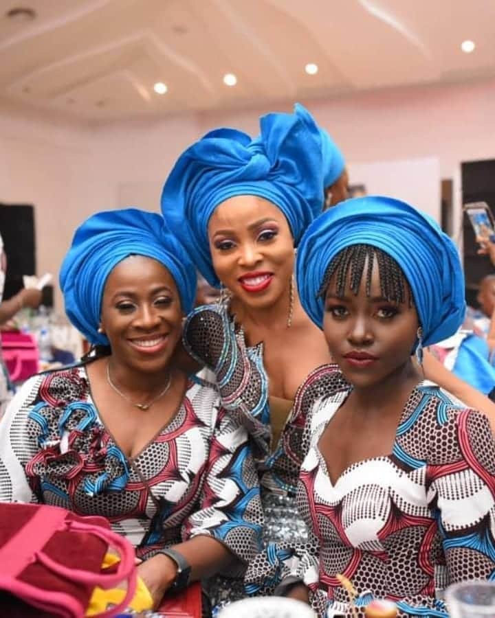 ルピタ・ニョンゴさんのインスタグラム写真 - (ルピタ・ニョンゴInstagram)「Funmbi said, "Make her look like a Lagos slay queen." Tolu obliged.  Grateful to have been a part of the celebration of Engr. Olusegun Akann Doherty's well-loved  life. MU & gele: @tolufelix_mua Threads: @funkeadepoju」3月3日 2時46分 - lupitanyongo