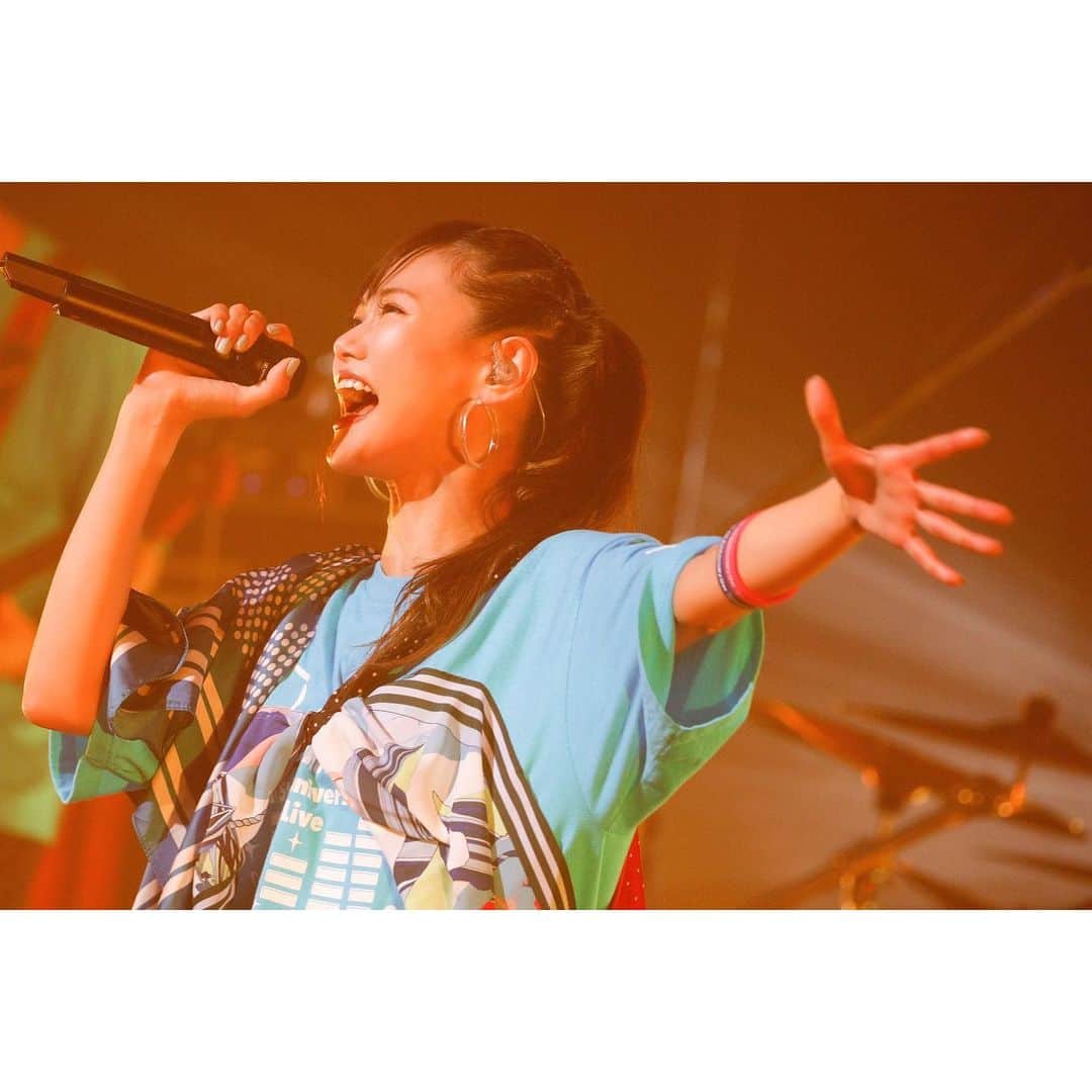 唐沢美帆さんのインスタグラム写真 - (唐沢美帆Instagram)「☺︎☺︎☺︎ _ 先日の【YouTubeプレミアム公開】ご覧いただき、ありがとうございました！ . いつだって音楽はそばにある。 アーティストは音に乗せたものが全てです。 たくさんの言葉は届かなくても、あの日の歌に込めた想いを、どうしても「今」もう一度お伝えしたくて、急遽YouTubeにて配信をさせていただきました。 . 応援してくださっている皆様はもちろん、延期になった「響け！ユーフォニアム」公式吹奏楽コンサートに参加予定だった皆様にも、楽しんでいただけていたら嬉しいです。アーカイブを残しておいたので、今からでも是非ご覧ください。 . これからも様々な形で音楽をお届けしようと思います。レーベルからの勧めで始めたYouTubeですが、私が知らなかった「音楽の楽しみかた」に出会えるような気がしてワクワクしています。とはいえ音楽は、特に楽団で奏でる響け！ユーフォニアムの音楽は生ものです。配信では伝えきれないものがどうしてもあります。それを思うとやはり悔しさは残ります。 . 現在、振替公演の調整をして下さっています。是非、再び私達の音楽に会いに来てください。その時には今以上の力で歌を届けられるように、しっかりと準備をしておきます！ . 最後に、大急ぎで手配してくれたスタッフに感謝を。本当に頼もしい。届けたい気持ちはいつだってひとつなんだなぁ、助けられてばかり。ありがとうございます！ . . . 最後になりましたが、こちらのリメイクTシャツは風呂敷ではありません。風呂敷ではありません。風呂敷では… . . . #anime_eupho #響けユーフォニアム #TRUE #TRUEさん #唐沢美帆 #anime #animesong #YouTube #ライブtシャツ #ライブtシャツリメイク #風呂敷」3月3日 2時59分 - miho_karasawa