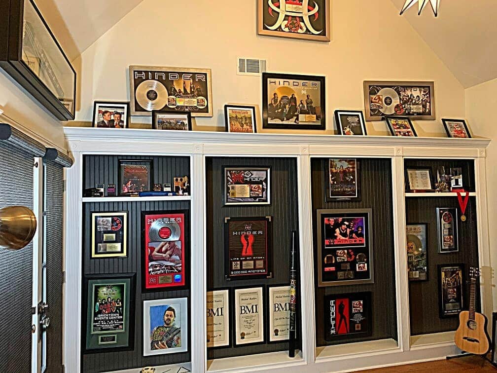 ヒンダーさんのインスタグラム写真 - (ヒンダーInstagram)「Swipe left to see Mike's jam 🎸🎸 room when he's off the road.」3月3日 3時03分 - hindermusic