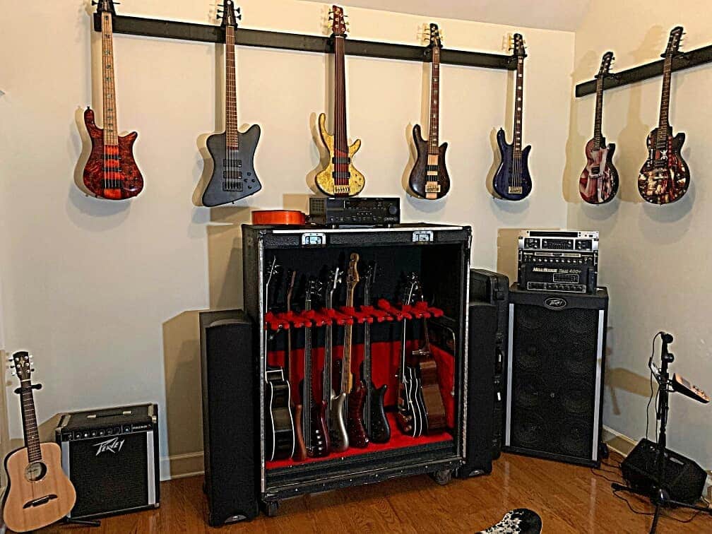 ヒンダーのインスタグラム：「Swipe left to see Mike's jam 🎸🎸 room when he's off the road.」